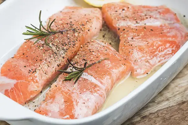 Pavés de saumon marinés et rôtis